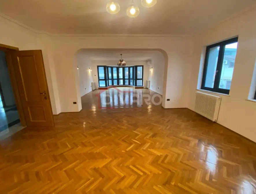 Vanzare/inchiriere vila douasprezece camere D+P+2 Cotroceni