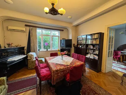 Vanzare apartament 3 camere boxa in vila D+P+1+M curte doua intrari Cotroceni
