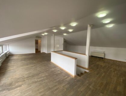 Inchiriere apartament trei camere mansarda Universitate cartier Armenesc