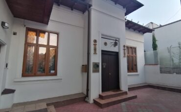 Vanzare casa renovata doua camere curte proprie foisor Cotroceni