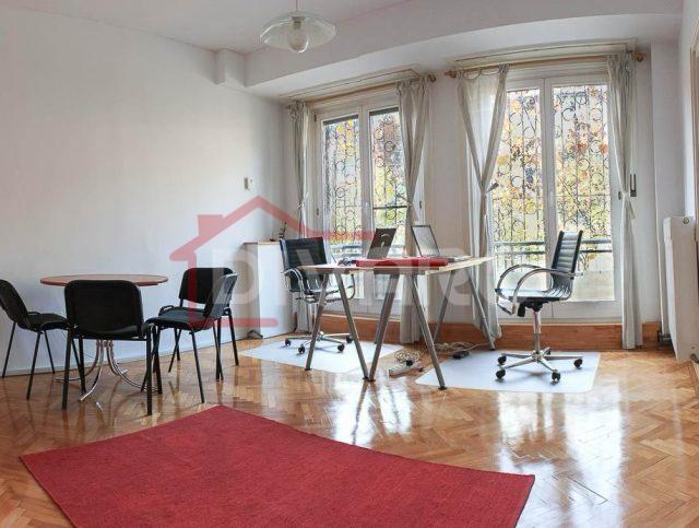 Vanzare apartament doua camere hochparter boxa Palatul Cotroceni