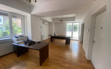 Inchiriere apartament hochparter trei camere imobil 2000 Cotroceni ideal birouri