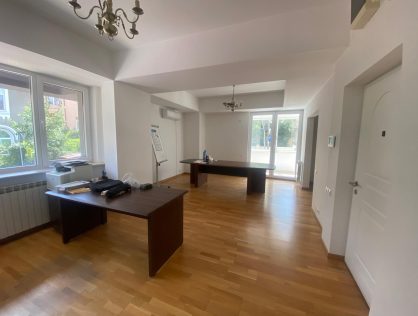 Inchiriere apartament hochparter trei camere imobil 2000 Cotroceni ideal birouri