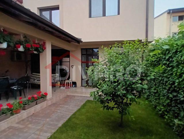 Vanzare proprietate cu doua case si intrari separate curte Giulesti