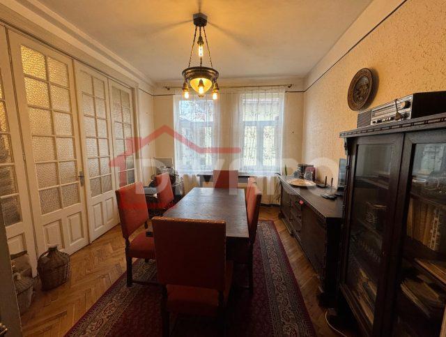 Vanzare apartament cinci camere vila D+P+2 Medicina Cotroceni