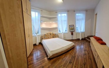 Vanzare apartament trei camere transformate in doua vila Armeneasca