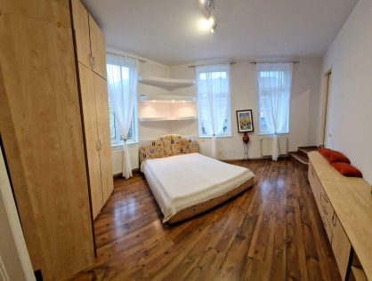 Vanzare apartament trei camere transformate in doua vila Armeneasca