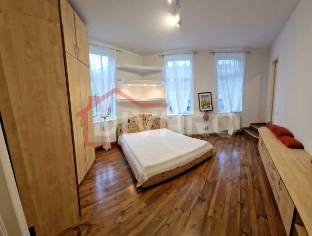 Vanzare apartament trei camere transformate in doua vila Armeneasca