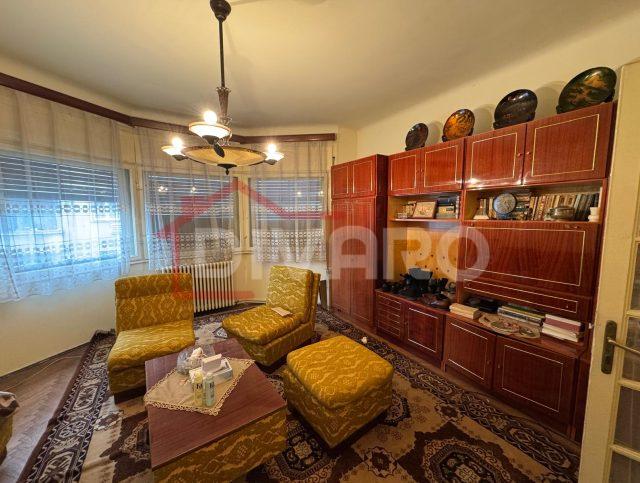 Vanzare apartament patru camere in vila cartierul Armenesc curte